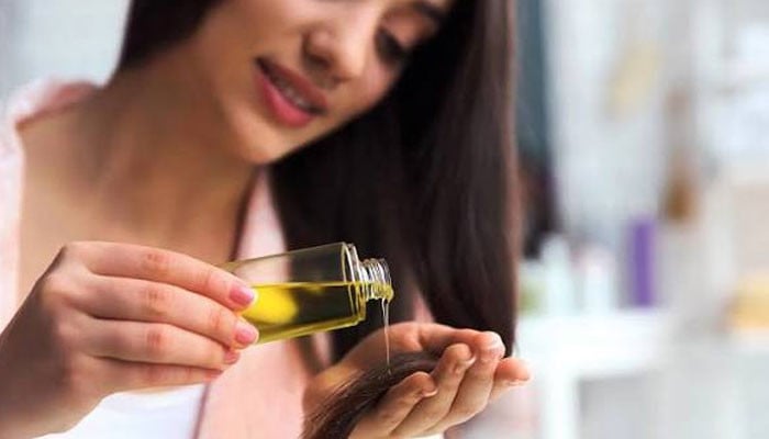 بالوں کی نشو و نما کیلئے کون سا تیل بہتر؟ تیل لگانے کی درست مقدار اور طریقہ کیا ہے؟