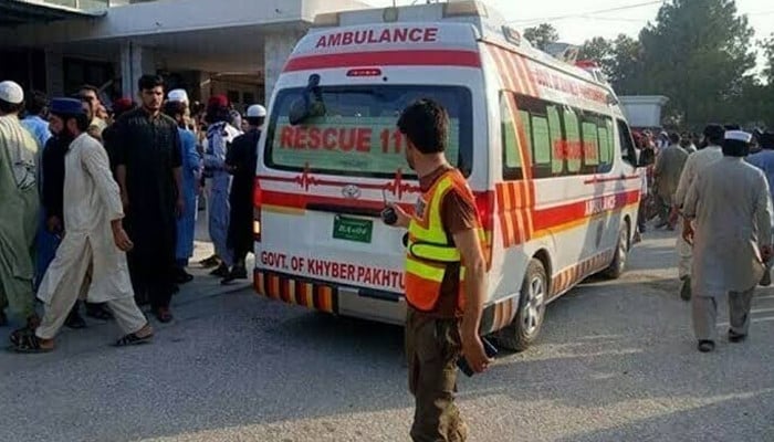پشاور: رشکئی انٹرچینج کے قریب وین کو حادثہ، 3 افرادجاں بحق