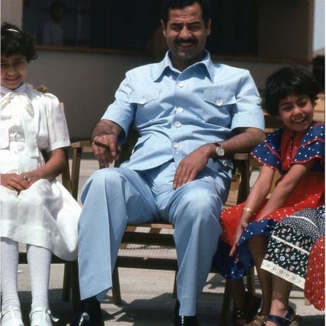صدام حسین اپنی بیٹیوں رغد اور رانا کے ساتھ
