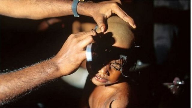 بال منڈاتا بچہ