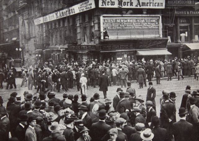 اپریل 1912 میں جب اس حادثے کی خبر نیو یارک پہنچی تو لوگ اخبار کے دفتر کے باہر آویزاں نشریے دیکھنے کے لیے اکٹھا ہونے لگے