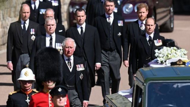 شاہی خاندان کے افراد جنازے کے پیچھے