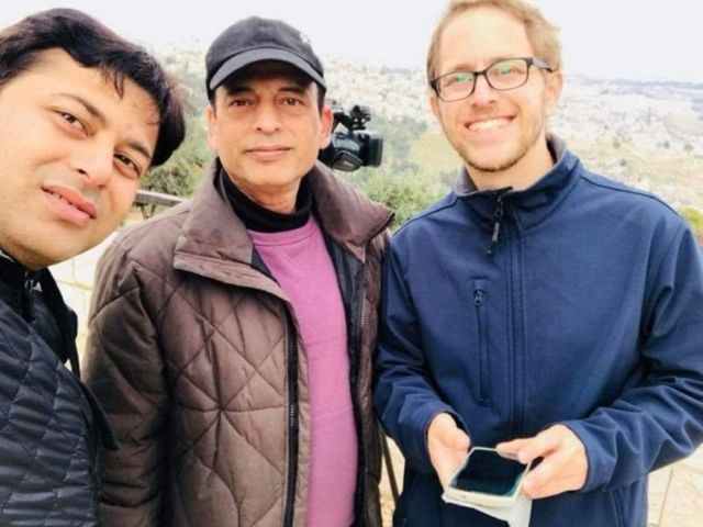 زبیر احمد دیپک جسروٹیا ایک مقامی یہودی میزبان کے ساتھ