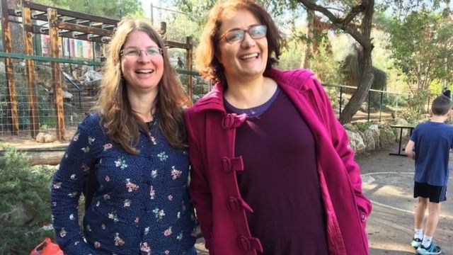 سکول میں ایک یہودی اور ایک فلسطینی مسلم خاتون