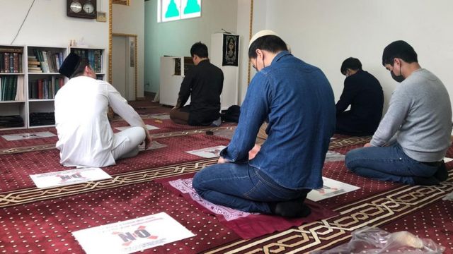 Salat dan jaga jarak di masjid di Tokyo.