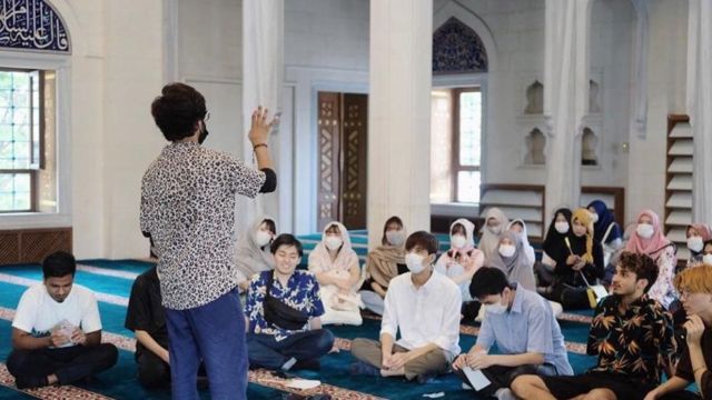 Kegiatan di masjid dengan anak-anak muda Jepang lain.