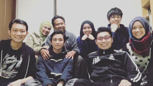 Bertemu dengan teman-teman termasuk dari Indonesia, saat Idulfitri lalu.