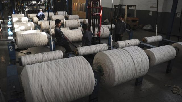 یورپی یونین کو بیچے جانے والے مال میں سب سے زیادہ مقدار ٹیکسٹائل کی مصنوعات کی ہے۔ پاکستان سے یورپی یونین برآمد کیے جانے والی اشیا میں 76 فیصد حصہ ٹیکسٹائل کی مصنوعات کا بنتا ہے۔