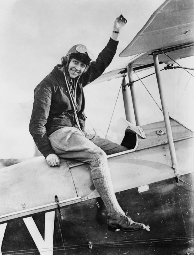 ایمی جانسن کرائیڈن ایروڈروم سے روانگی کے وقت