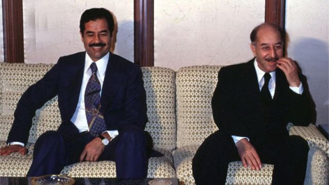 1976 کی اس فائل فوٹو میں عراقی صدر احمد حسن البکر اور نائب صدر صدام حسین