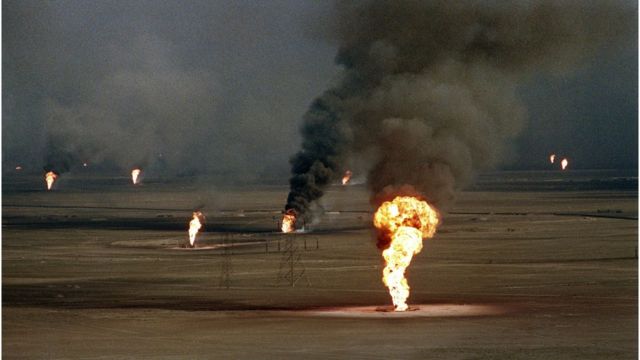 پہلی خلیجی جنگ میں بھاگتی ہوئی عراقی فوج نے سینکڑوں کویتی تیل کے کنوؤں کو آگ لگا دی تھی