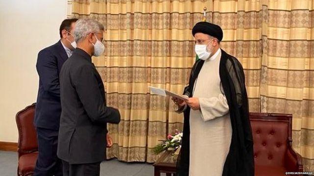 एस जयशंकर तेहरान में नव-निर्वाचित राष्ट्रपति इब्राहिम रईसी के साथ