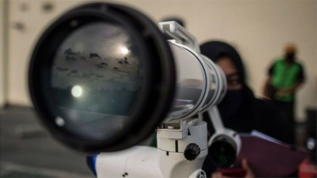 چاند دیکھنے کے لیے دوربین کا استعمال