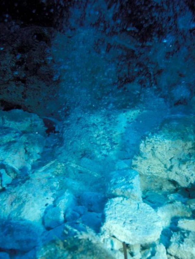 جزیروں کے نیچے آتش فشاں میں شگاف سے یہ گیسیں زمین کی پرت سے اوپر کی طرف اٹھتی ہیں