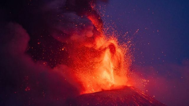 آتش فشاں کو انگریزی میں والکینو کہتے ہیں اور یہ نام یونانی آگ کے خدا سے لیا گیا تھا