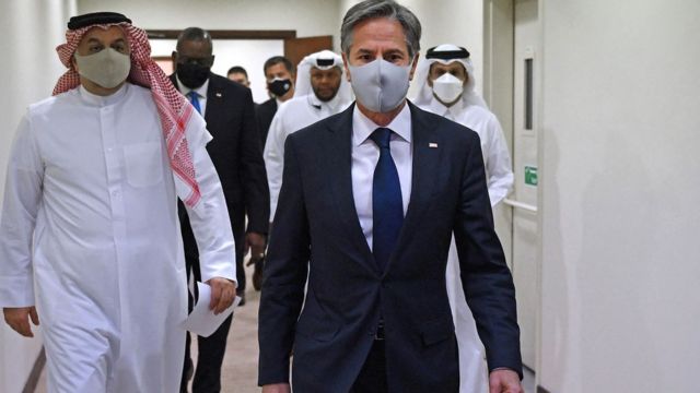 امریکی وزیرِ خارجہ اینتھونی بلنکن اور وزیرِ دفاع لائیڈ آسٹن قطری نائب وزیرِ اعظم اور وزیر خارجہ محمد بن عبدالرحمان الثانی اور وزیرِ دفاع خالد محمد العطیہ کے ہمراہ