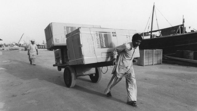 دبئی کی پورٹ پہ ایک پاکستانی ورکر