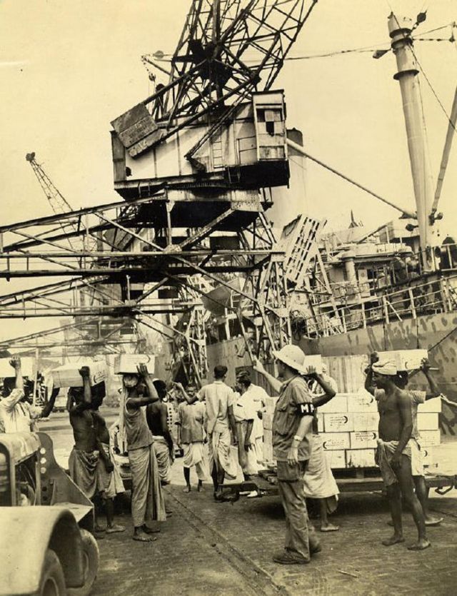 بندرگاہ پر بڑی تعداد میں قلی کام کرتے تھے