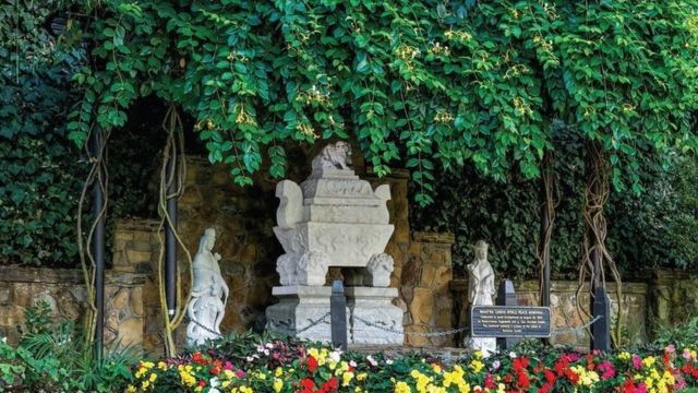 لیک شرائن میں گاندھی کے جسد خاکی کی راکھ کے کچھ حصے ہونے کا دعوی کیا جاتا ہے