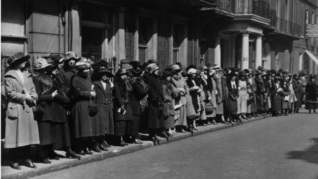 Wellwishers in Bruton Street 1923