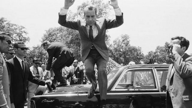 دورہ پاکستان کے دوران صدر نکسن ایک لیمو گاڑی سے اتر رہے ہیں