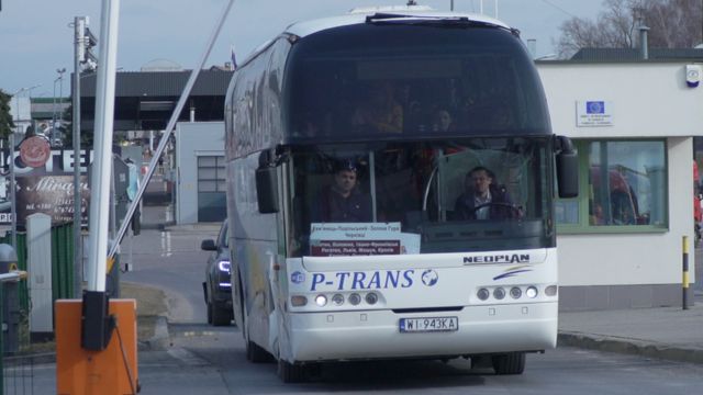 A bus carrying people who are crossing over into Poland