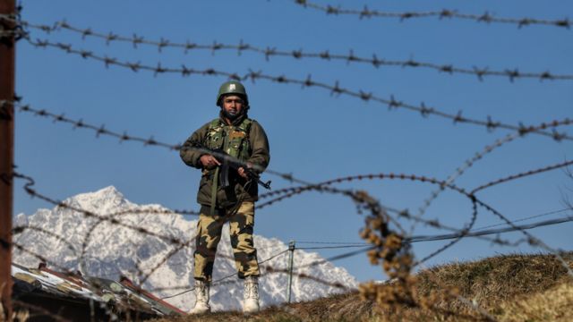 Border soldier stands guard on Kashmir border