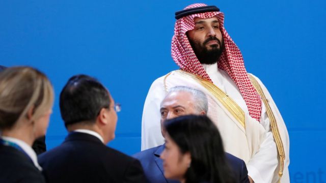 محمد بن سلمان اس رسمی فیملی فوٹو میں قطار کے آخر میں کھڑے نظر آئے