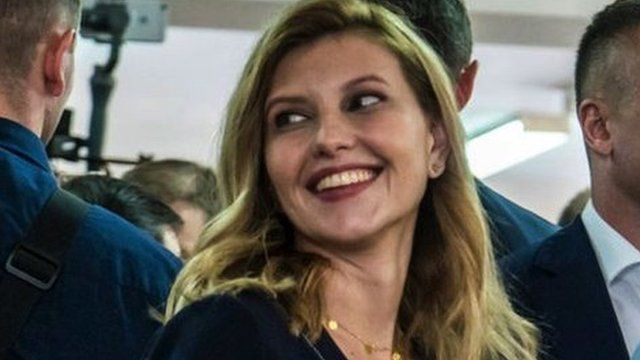 Olena Zelenska (L) and her husband, Ukrainian President Volodymyr Zelenskiy (R), cast their ballots in parliamentary elections on July 21, 2019 in Kiev, Ukraine