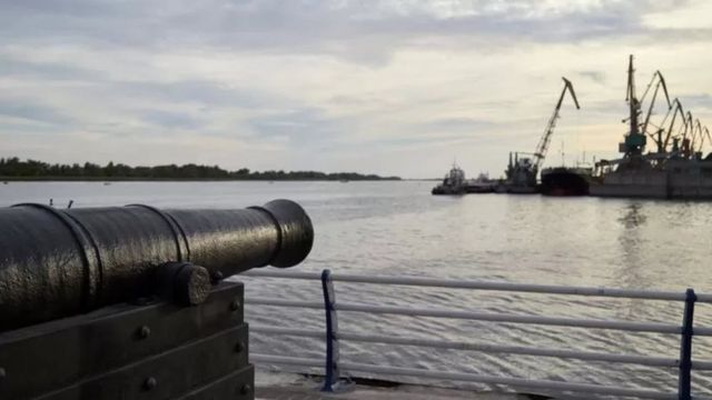 سن 1667میں یوکرین کو دریائےنیپر کے ساتھ تقسیم کر دیا گیا۔ مغربی حصہ، جسے دائیں کنارے کے نام سے جانا جاتا ہے، پہلے پولینڈ اوربعد میں جزوی طور پر عثمانی سلطنت کے زیراثر چلا گیا۔