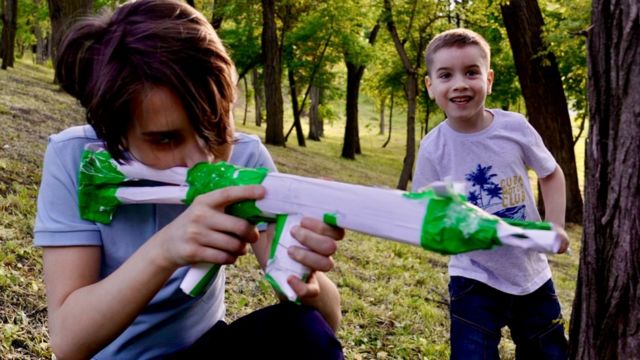 کیترینا اپنے دو بیٹوں کے ہمراہ دو ماہ تک بنکر میں رہیں