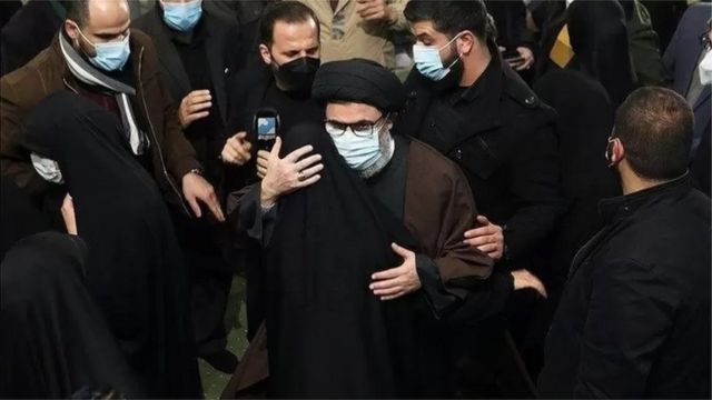 قاسم سلیمانی کے قتل کی دوسری برسی پر ایرانی میڈیا نے زینب سلیمانی کو گلے لگاتے ہوئے ہاشم صفی الدین کی تصاویر شائع کیں