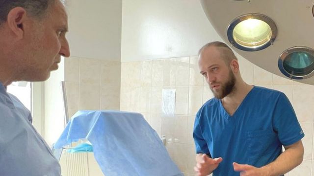 Dr Monzer Yazji talking to an Ukrainian doctor