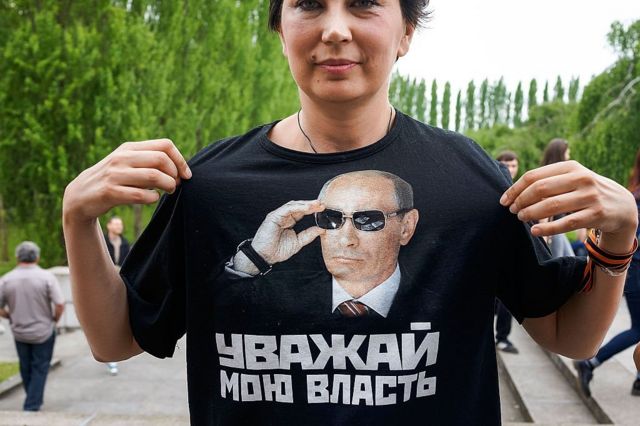 T-shirt with Putin's face on it and the slogan 'Respect my power'