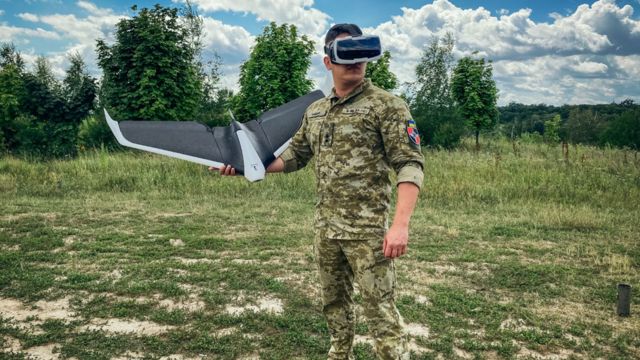 Soldado ucraniano con dron