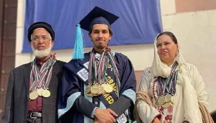 ولید ملک اپنے والدین کے ہمراہ۔ فوٹو سوشل میڈیا