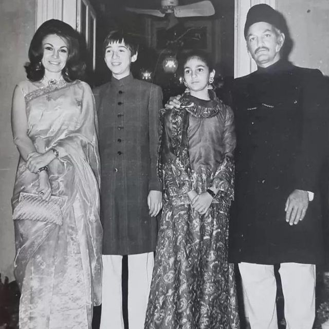 مکرم جاہ اپنی اہلیہ اور بچوں کے ہمراہ