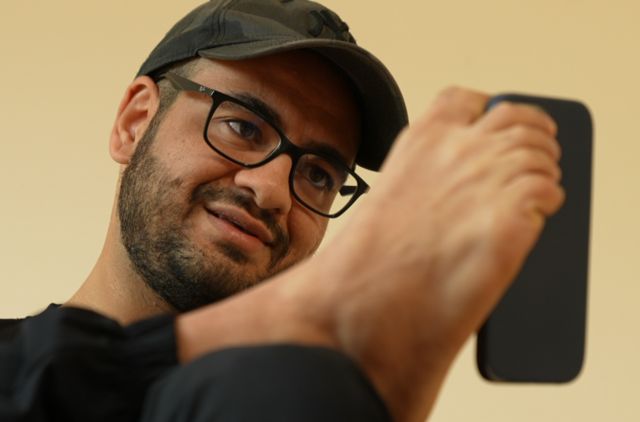 عراقی لڑکا جس نے امریکی راکٹ حملے میں بازو کھو دیے