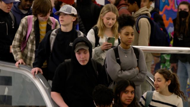 ویران شاپنگ مال بنا بچوں کا ہائی سکول