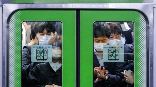 ٹوکیو سب وے ٹرینیں دن کے مخصوص اوقات میں بھرتی ہیں۔