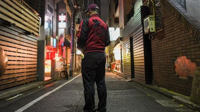 ریل گاڑی کی طرح سجا ہوا، رش آور سیکس کلب سرپرستوں کو موقع فراہم کرتا ہے کہ وہ عوام میں تصوراتی تصورات پر عمل کریں۔