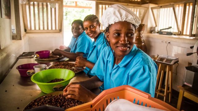 اس باغ میں تقریبا 300 افراد رہتے ہیں، جن میں سے بہت سے لوگ کاشتکاری یا چاکلیٹ فیکٹری میں کام کرتے ہیں