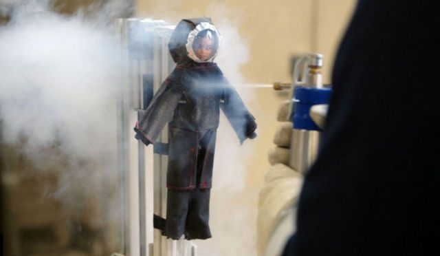 باربی ڈال پر لکوئڈ نائٹروجن کا سپرے ہو رہا ہے