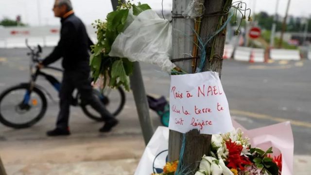 نائل ایم کی جائے وفات پر پھول رکھے گئے ہیں