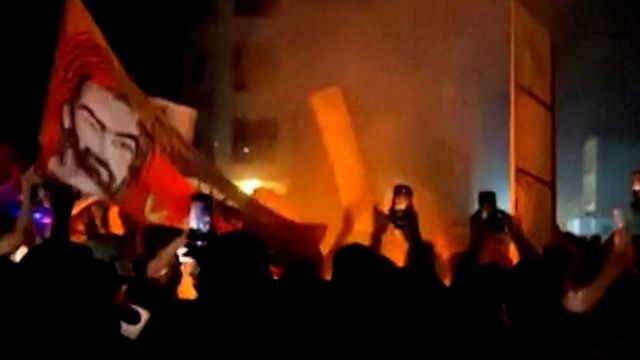 عراق میں مشتعل مظاہرین سویڈن کے سفارتخانے میں داخل ہوئے اور اس کے کمپاؤنڈ کو نذر آتش کیا