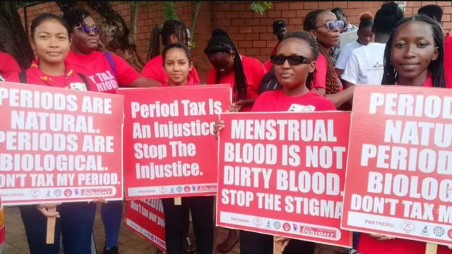 گھانا میں جون کے مہینے میں پیریڈز ٹیکس کے خلاف لوگوں نے احتجاج کیا