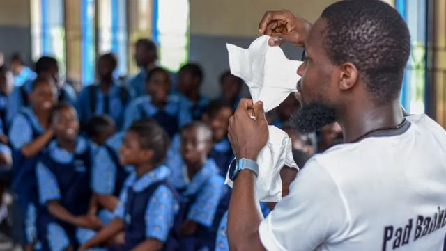 ابراہیم فالی لڑکوں اور لڑکیوں کو ماہواری کے متعلق تعلیم دیتے ہیں