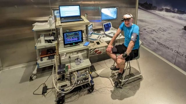 جیمز یونیورسٹی آف ساؤتھ ویلز میں چیمبر کے اندر تجربے کے لیے تیار ہو رہے ہیں