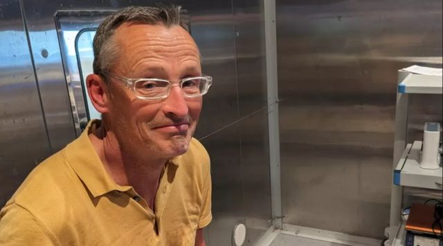 چیمبر کے اندر دوران تجربہ پروفیسر ڈیمین بیلی کو بھی پسینہ آ گیا