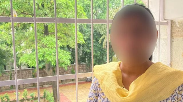 بچی کی والدہ کی تصویر۔ شانخت چپانے کے لیے ان کا چہرہ بلر کر دیا گیا ہے۔